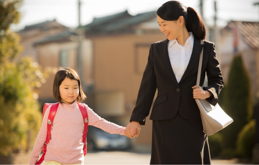 フレックス制度を利用して子どもと帰る社員